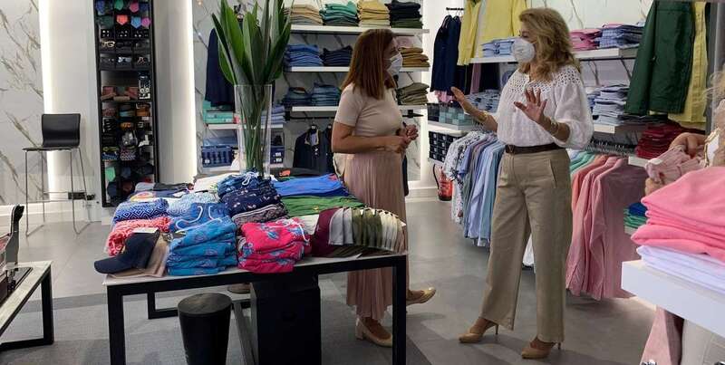 La alcaldesa Carmen Hernández charla con la responsable de la tienda/TA.